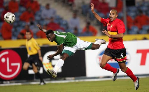 得分机器！史密斯半场11中7&三分7中4砍下19分7板3助（手感火热！史密斯半场11投7中、三分7投4中，轰下19分7篮板3助攻）