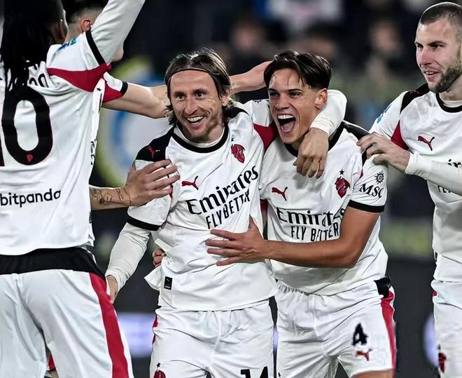 孔帕尼：会继续练定位球；迪亚斯虽没直接参与进球但贡献很大（孔帕尼：定位球训练将继续进行；迪亚斯虽未参与进球仍贡献巨大）