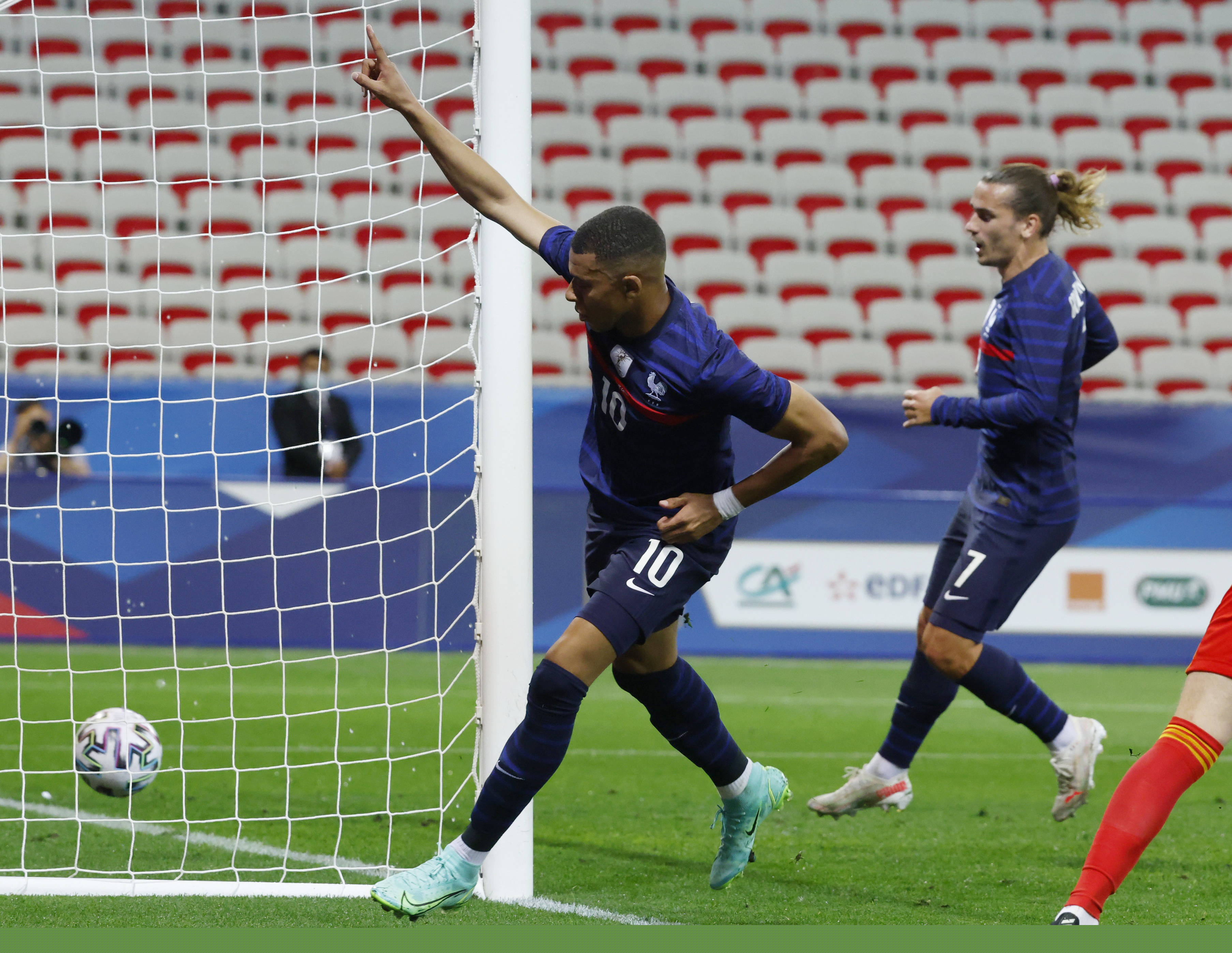 球探报告：阿森纳和切尔西的深入目标，里尔中场布阿迪（球探观察：里尔中场布阿迪，阿森纳与切尔西的重点引援目标）