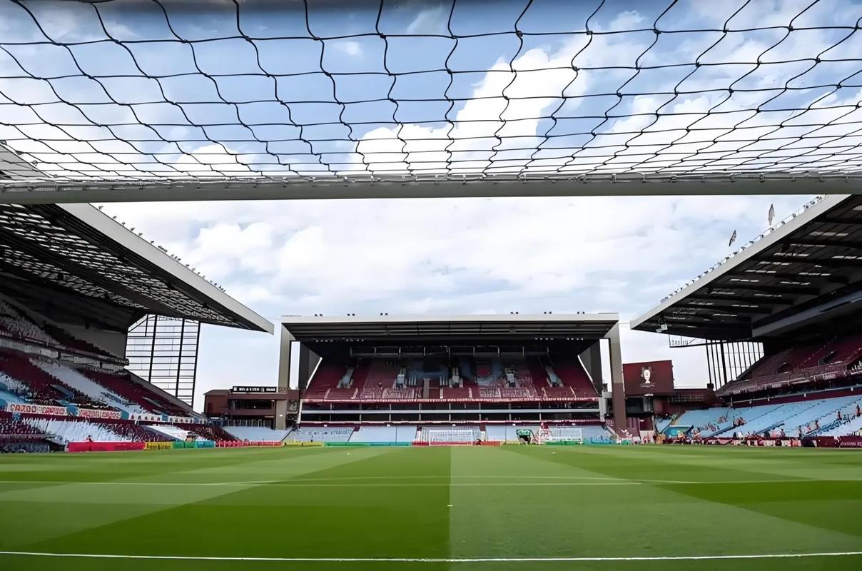 英超榜首再度易主，冠军争夺进入白热化（英超榜首再易主，争冠之战愈演愈烈）